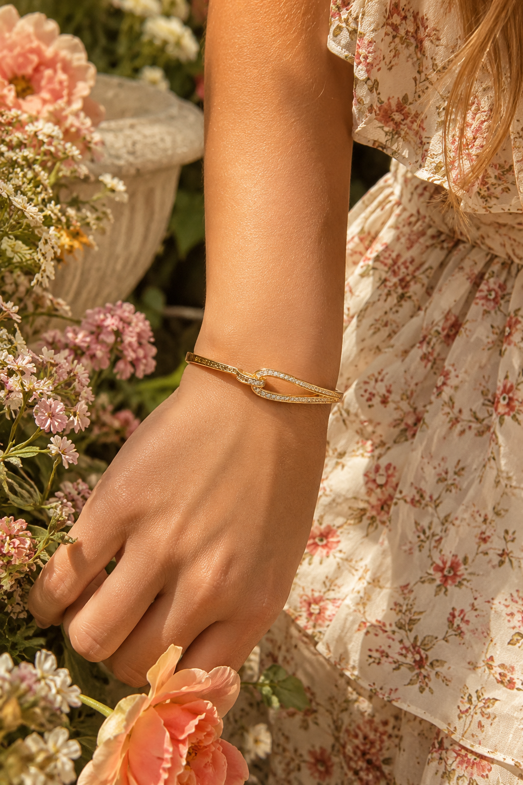 Eternal Knot Pavé Gold Bangle