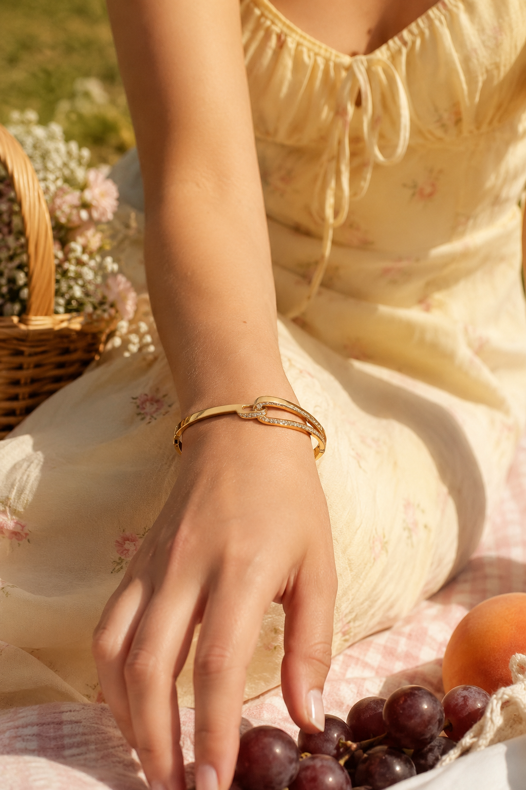 Eternal Knot Pavé Gold Bangle
